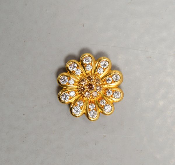 Anhänger, 750 GG (gest.), mit Brillantbesatz, Farbe teils Fancy Brown; Ø 18 mm, Gew. 4.40 g