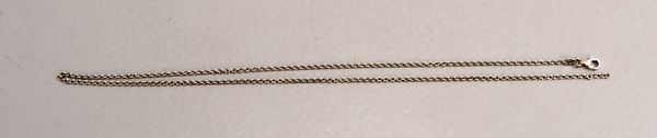 Halskette, Platin, mit Karabinerschließe; Länge 42 cm, Gew. 7 g (Verschlussöse fehlt)