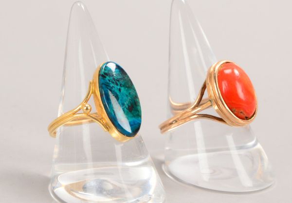 2 Ringe, versch. Goldgehalte: 1x 585 GG mit Malachit, 1x 333 GG mit Koralle