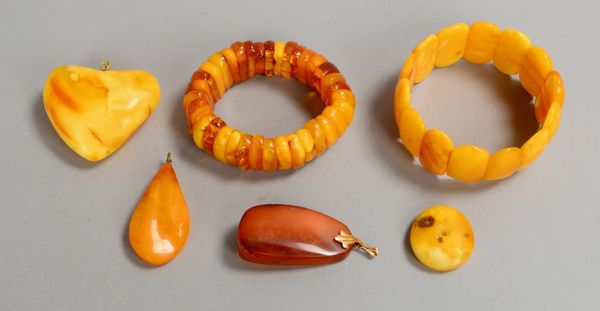 Kl. Bernsteinschmuck-Konvolut, 6 Teile: 2x Armbänder, und 4x Anhänger