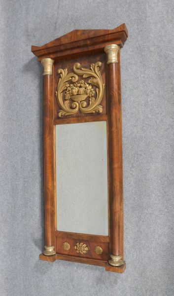 Wandspiegel (Historismus), Mahagoni, geschn. Applik./Schinkeldach, fac. Spiegelglas