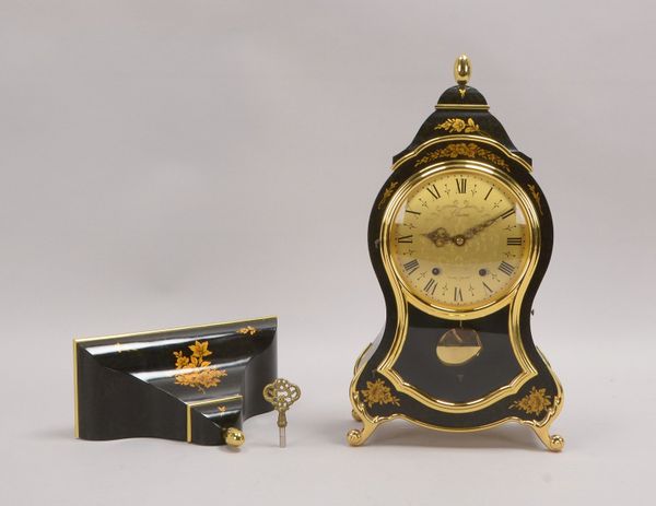 Neuenburger Uhr (Schweiz, Stiluhr), Elexa, auf Konsole, mit Pendel und Schlüssel