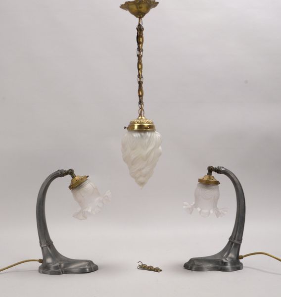 3 Jugendstil-Lampen, Schirme geätztes Glas: Paar Tischlampen und Deckenlampe