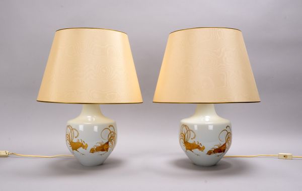 Fürstenberg, Paar Tischlampen, 1-fl., schauseitig Bildmotiv, mit Seidenschirm