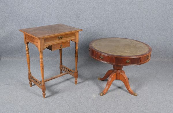 Trommeltisch, Höhe 58 cm, Ø 75 cm; und Nähtisch, Maße 76 x 60 x 45 cm