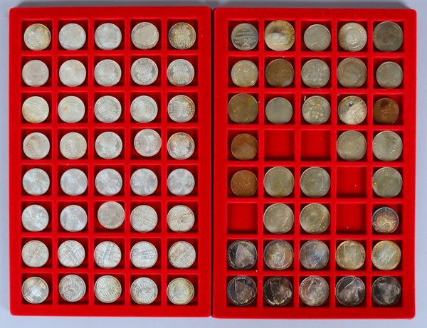 Kleine Münzsammlung: '5 DM', 'BRD' und 'DDR', in 2x Münztableaus