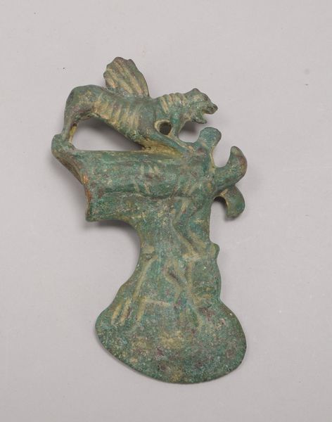Antike Beilschneide, Bronze mit grüner Patina, mit figürl. Reliefdarstellungen