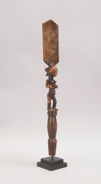 Zeremonienstab/Ritualfigur, aus pat. Holz geschn. 'Frauendarstellung', auf Sockel
