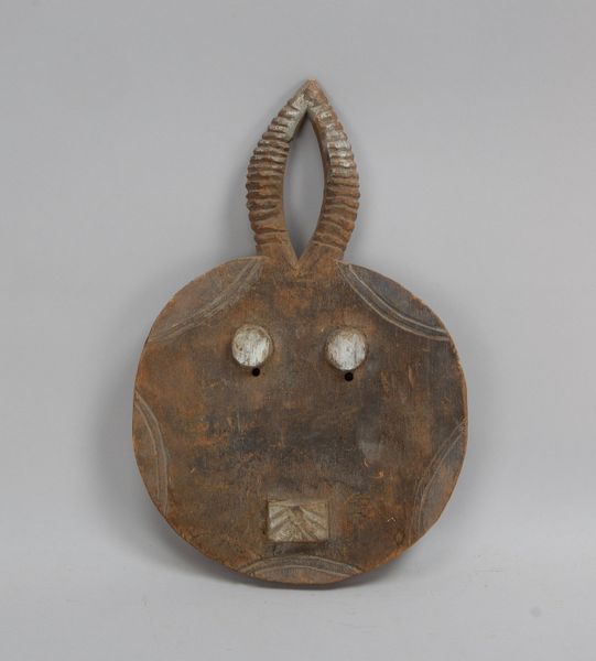 Ritualmaske (Baule/Elfenbeinküste), 'Goli', stilis. gehörntes Gesicht, Holz/weiß gef.
