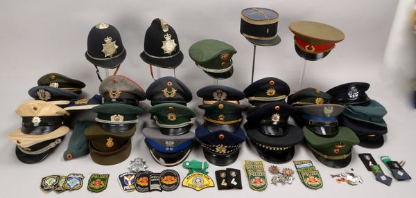 25 Helme und Schirmmützen, 'Polizei' und 'Militär', versch. Länder und Ausf.