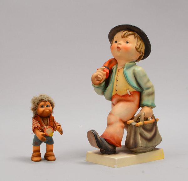 2 Sammlerfiguren: 1x Keramikfigur, 'Wanderknabe', und 1 kleine Steiff-Figur 'Mecki'
