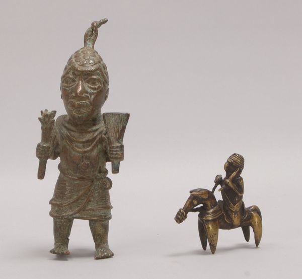 2 Bronzefiguren (Benin), 'Häuptling', Höhe 19,5 cm, und 'Reiter', Höhe 8 cm