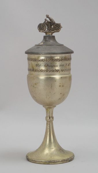 Rennsport-Pokal (1930), Metall, Deckel mit figürl. Applikation ('Motorradfahrer')