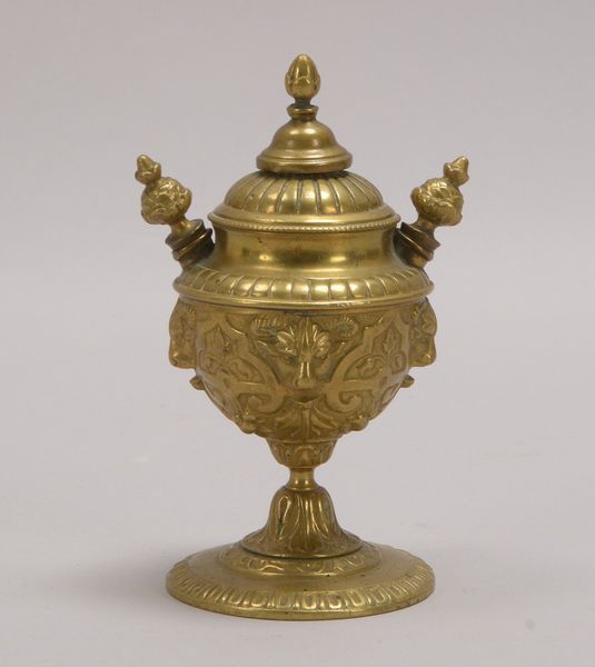 Öllampe (um 1880), Bronze, mit reliefiertem Dekor; Höhe 15 cm