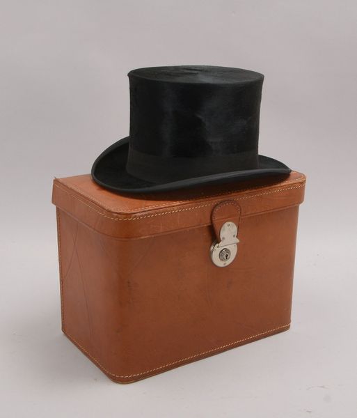 Orig. Chapeau Claque, im Leder-Hutkoffer, bez. 'P. Stark', 'F.H.'; Höhe Hut 15 cm