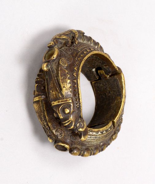 Armreif/Manille (Sumatra), alt, figürl. Reliefdekor; Außendurchmesser ca. Ø 9 cm