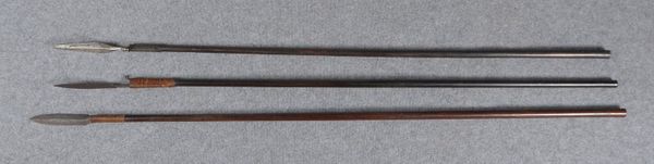 Sumpitan-Konvolut (Dayak, Borneo), Lanze und Blasrohr in einer Waffe, 3 Stück