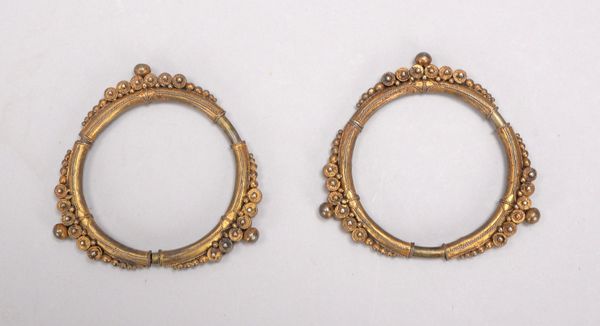 Paar Armreifen (Sumatra), alt, Bronze(?), mit ornament. Verzierung