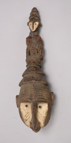 Holzskulptur/Ritualmaske (Benin), 'Kopf' mit bekrönter Figur, partiell weiß gef.