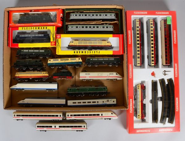 Modelleisenbahn-Konvolut, 'H0', versch. Hersteller und Typen, 14x Loks/Züge, 14 Stück