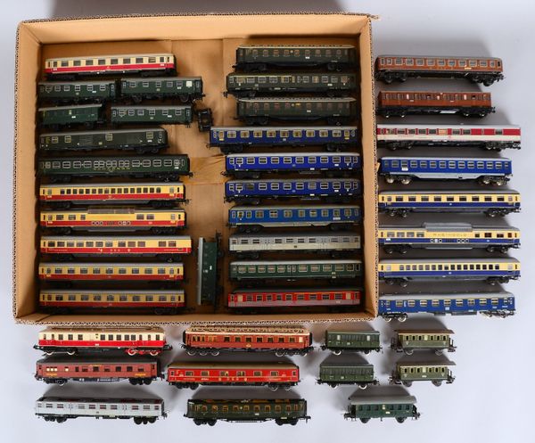Modelleisenbahn-Sammlerkonvolut, 'H0', versch. Personenwaggons, 42 Stück