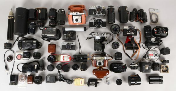 Kleine Fotokamera-/Zubehör-Sammlung: Kameras, Objektive, Belichtungsmesser, u.a.