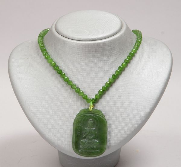Halskette mit Anhänger, Nephritjade; Länge Kette 64 cm, Anhänger 5 x 3,5 cm