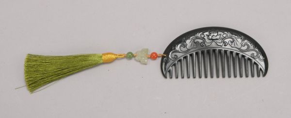 Bartkamm (China), Jade, mit floralen Reliefschnitzereien ('Lotusblüte'); Länge 9,5 cm