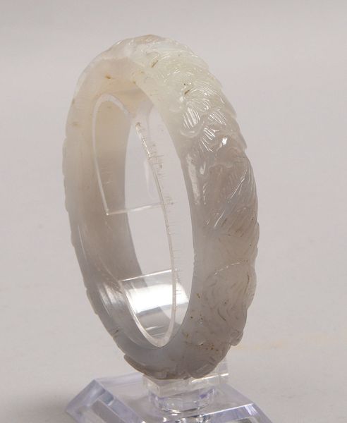 Armreif (China), Jade, umlaufend mit Reliefdekor; Ø innen: 6,2 cm, Gewicht 67 g