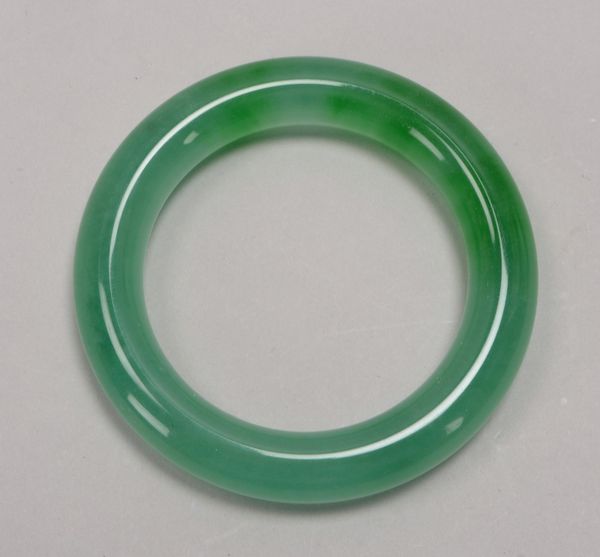 Armreif (China), Jade, glatte abgerundete Ausführung; Ø innen: 6 cm, Gewicht 91 g