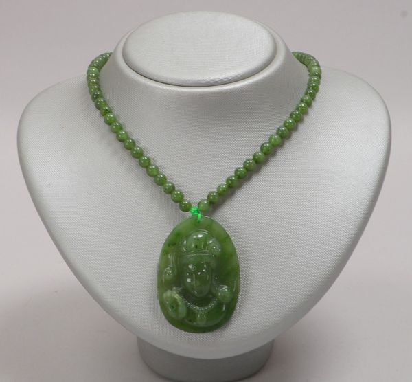 Halskette mit Anhänger (China), 'Frauenfigur', Nephritjade; Anhänger 5,2 x 3,8