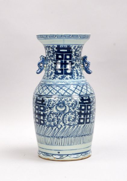 Porz.-Vase, Unterglasurbemalung in Blau/Glückssymbole, 2x Handhaben