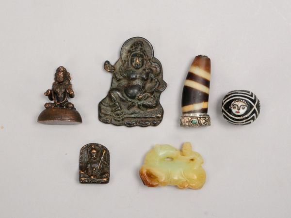 Kl. Asiatika-Konvolut, 6 Teile: 3x Buddhafiguren, Bronze, 1 Jadefigur, u.a.