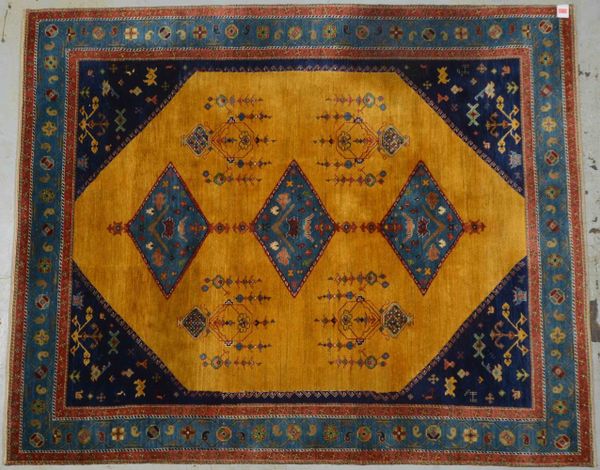 Gashgai, feste mittelf. bis feine Kn., Lampenmotive und 3x Medaillons auf goldf. Fond