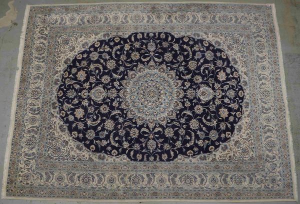 Nain (Iran), mittelfeine Knüpfung, ringsum komplett, Flor in guter Erhaltung