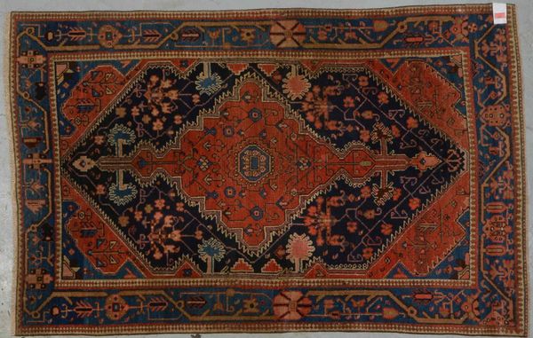 Antiker Nahavand, mittelfeine Kn., Pflanzenfarben, ringsum neu festoniert, gleichm. Flor