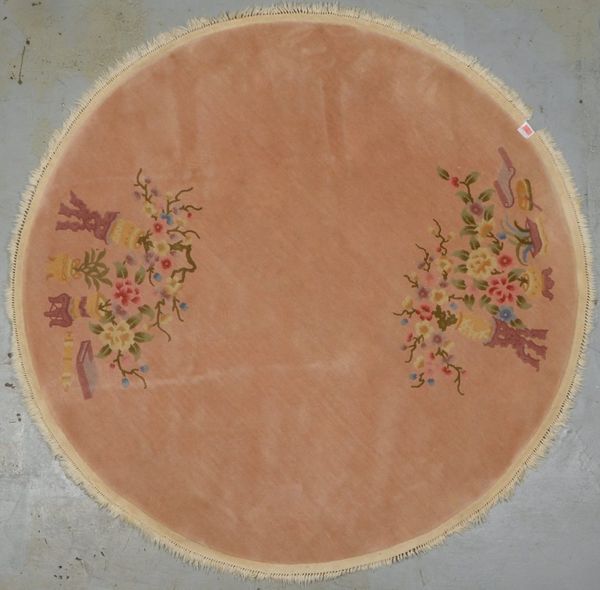 Teppich (China), rund, lachsfarben-beige/2x 'Blütenzweige in Vase' in Reliefschur