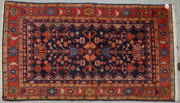 Hamadan-Orientbrücke, feste Knüpfung, hochflorig - in gutem Zustand; Maße 249 x 144 cm