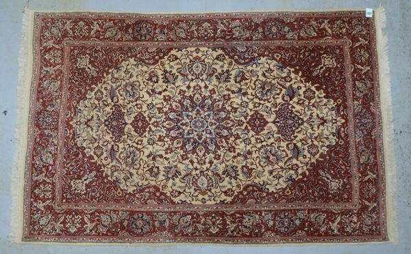 Orientteppich, mittelfeine bis feine Kn., Flor in gutem Zustand; Maße 288 x 190 cm