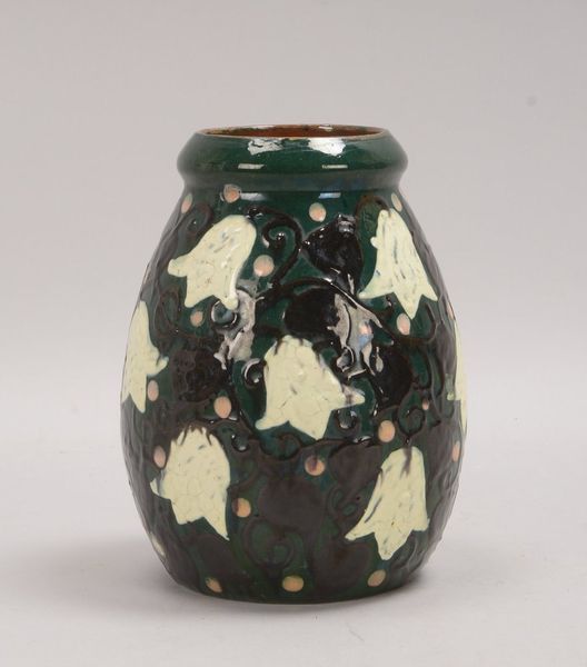 Majolika-Kunsttöpferei, Vase mit Schlickermalerei, 'Glockenblumen', Entw. Max Laeuger