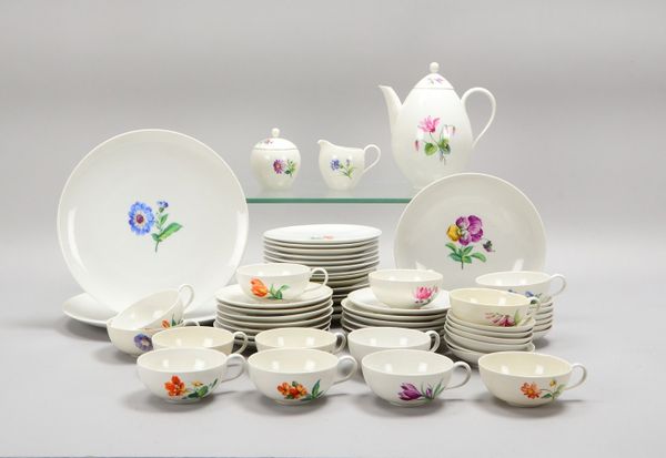 KPM, Teeservice, 'Urbino', handgemaltes Blumendekor, für 13 Pers., 58-tlg., div. Teile