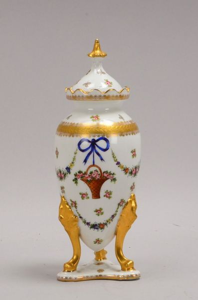 Wien Augarten, Porz.-Deckelgefäß, polychrom/goldstaffiert, auf Dreifuß-Stand/Plinthe