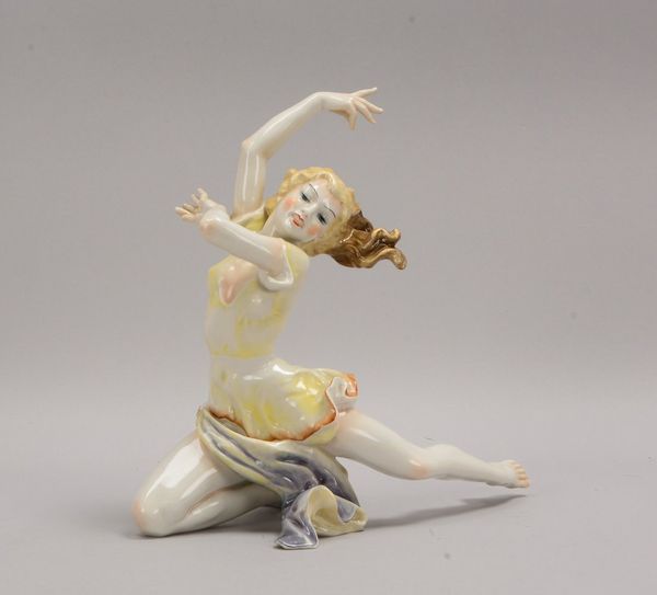 Hutschenreuther, Porz.-Figur, 'Tänzerin', Entw. Karl Tutter; Höhe 28 cm, Länge 30 cm