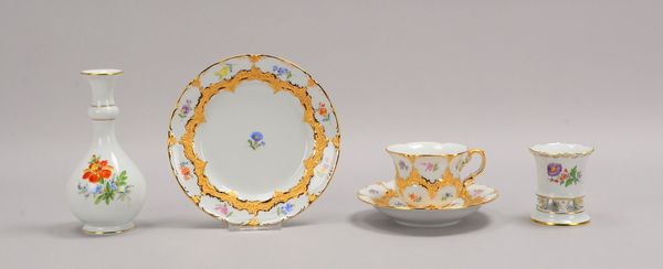 Meissen, Prunkgedeck, 'Form B': Tasse mit Untertasse/Kuchenteller; und 2x Vasen