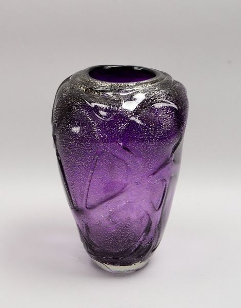 Topescu, Mihai, Studioglas-Vase, violettes Klarglas, relief./mit Silberflitter, sign.