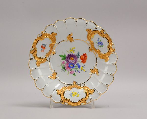 Meissen, Prunkschale, 'Blumenbouquet', vergoldete Rocaillen/Blumenmotive