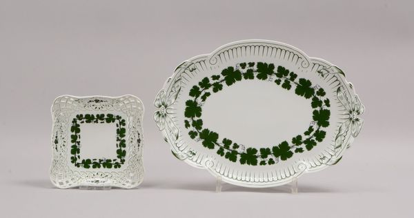 Meissen, 2 Servierteile, jeweils mit 'Weinlaub'-Dekor: Tablett und quadrat. Schale