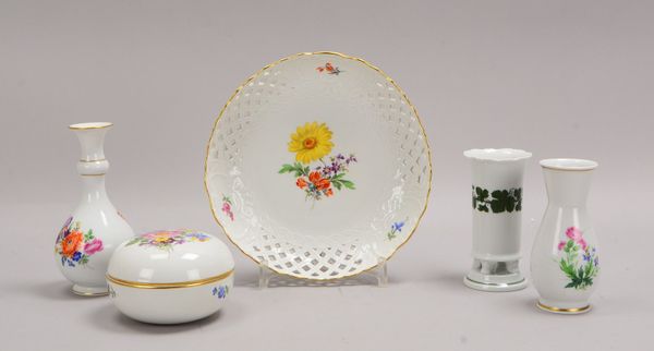 Meissen, kl. Tischporzellan-Konvolut, 5 Stück: 3x Tischvasen, 1 Deckeldose, 1 Schale