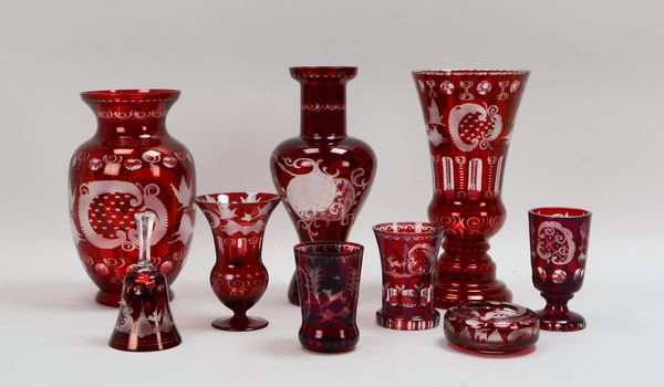 Tischglas-Konvolut (Böhmen), 9 Teile: 4x Tischvasen, 3x Becher, 1 Ascher, 1 Glocke