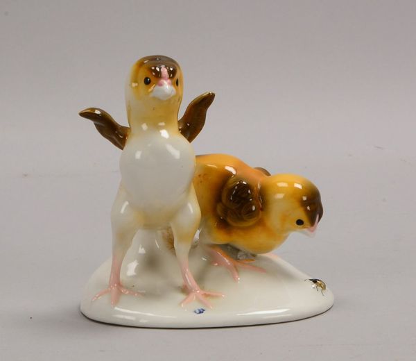 Nymphenburg, Porz.-Figurengruppe, 'Kükenpärchen mit Maikäfer', im Boden gemarkt